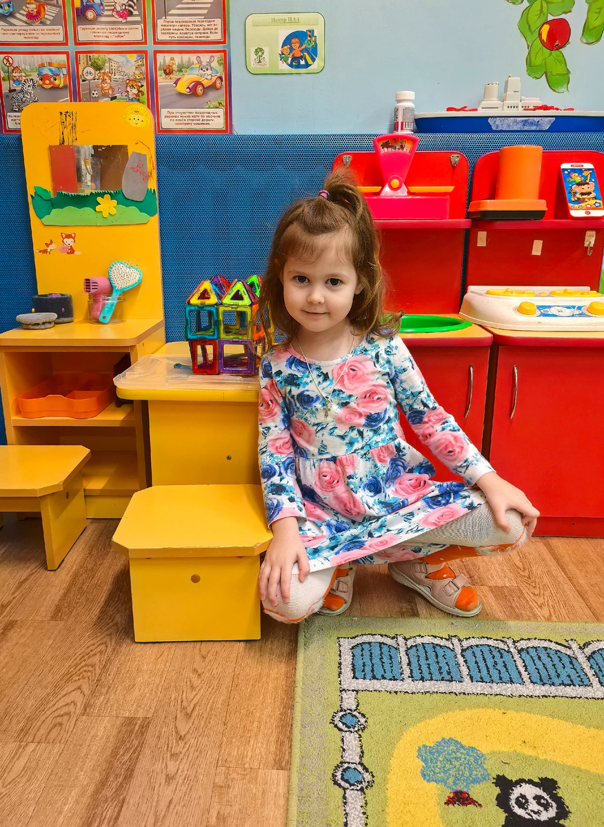 Антонина тоже построила свой домик, но уже из магнитов