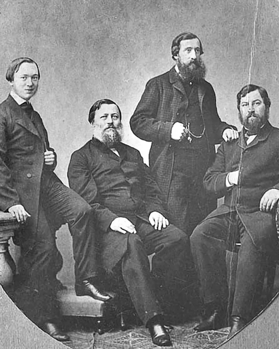 Слева направо: Абрам Абрамович, Тимофей Саввич, Иван Захарович и Викула Елисеевич Морозовы. Начало 1860-х годов. Изображение из открытых источников