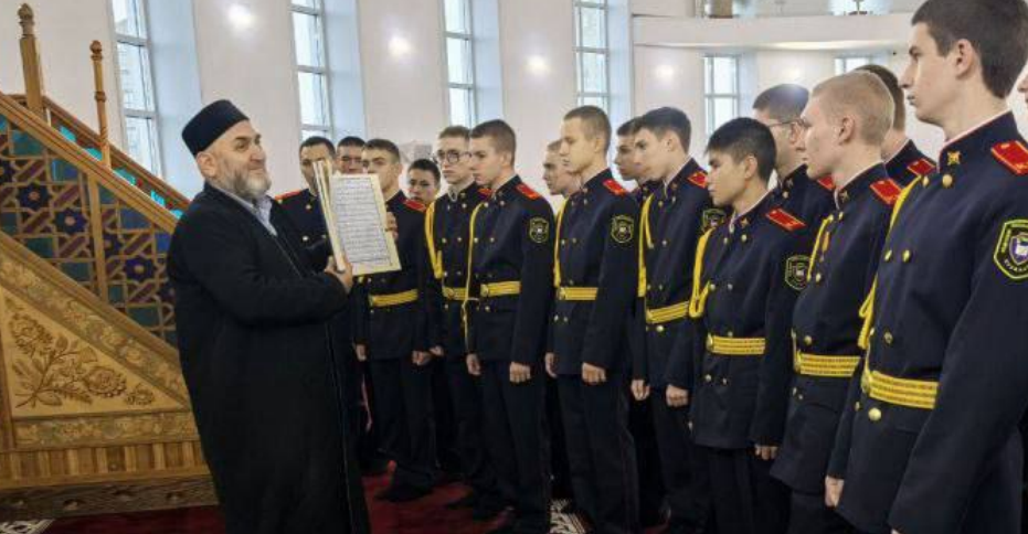 Кадеты МВД не ожидали, что вместо экскурсии по мечети им неожиданно будут показывать и читать Суру Корана.
