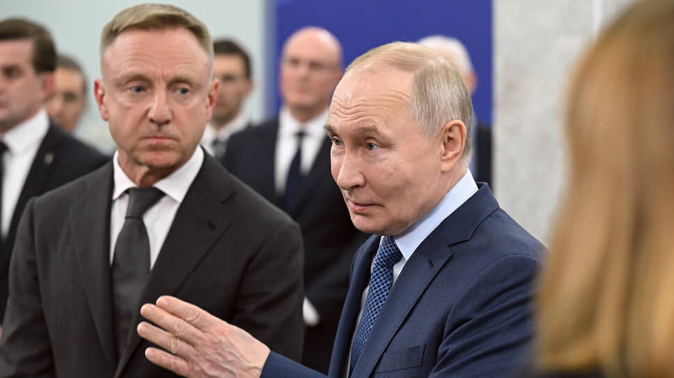 Президент России Владимир Путин (в центре) и ректор Московского физико-технического института (МФТИ) Дмитрий Ливанов (второй слева).📷Фото: Дмитрий Азаров / Коммерсантъ