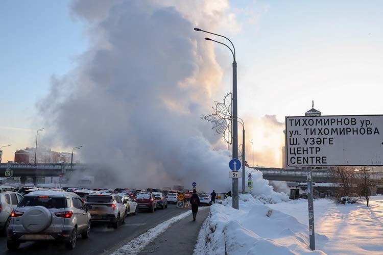    «Суконная слобода» и ее окрестности сегодня днем оказались в плотном тумане. Из-за ухудшения видимости быстро возник затор протяженностью около 2 километров
