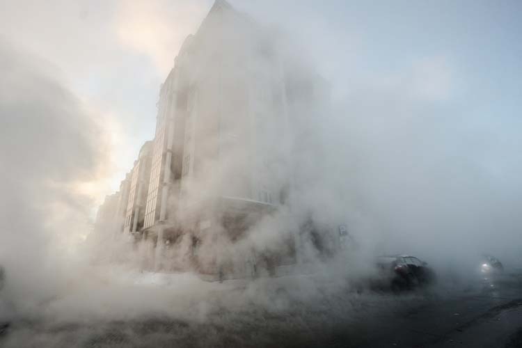    Улица покрылась кипятком, от которого валил пар