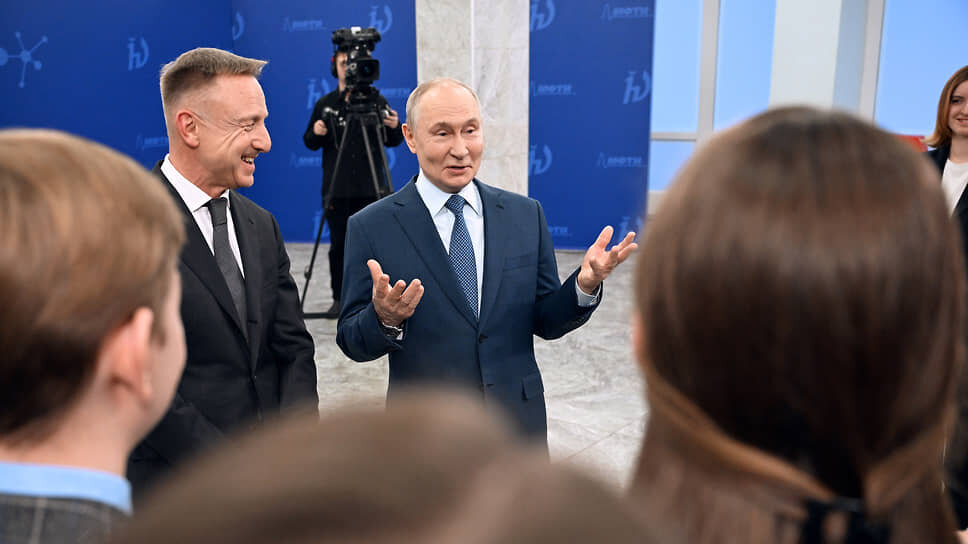 Президент России Владимир Путин (в центре) и ректор Московского физико-технического института (МФТИ) Дмитрий Ливанов (второй слева).📷Фото: Дмитрий Азаров / Коммерсантъ
