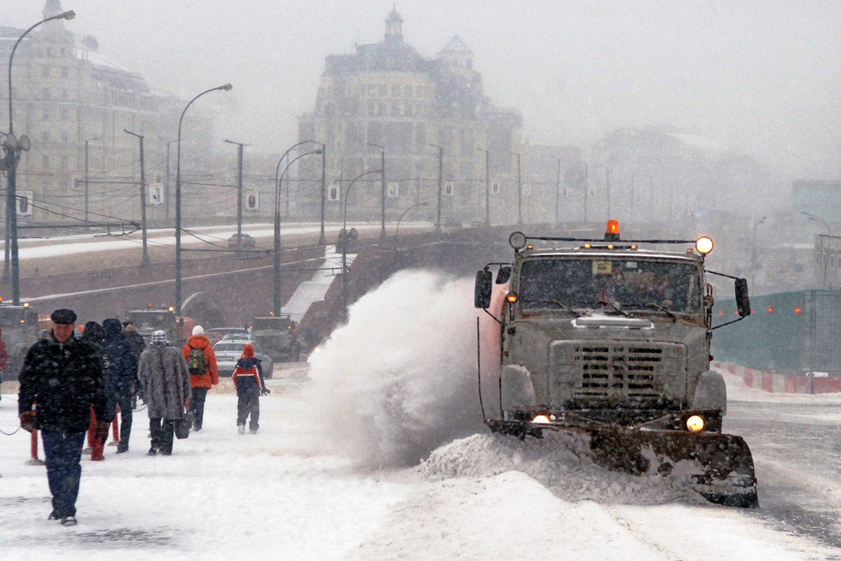 Уборка снега на Васильевском спуске, Москва 2006 год