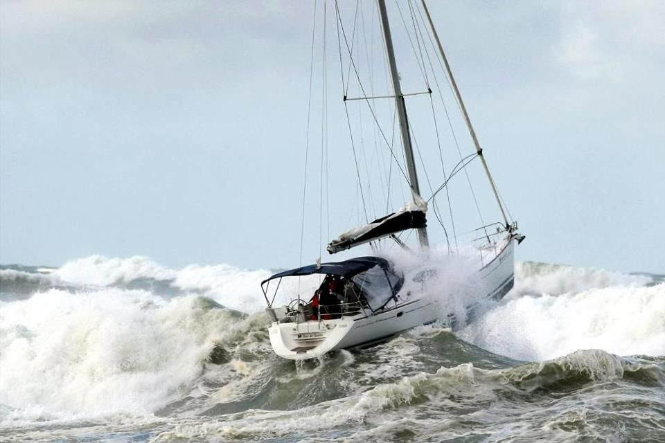 Рис.2  Яхта под мотором пытается преодолеть прибойную волну у берега  и выйти в  открытое море. Волны, приближаясь к берегу и выходя на отмелый прибрежный шельф, характереный малыми глубинами по сравнению с глубинами подальше море, набирают на этом пороге глубин высоту и крутизну, их гребни вздымаются вверх и опрокидываются. Иногда это называют океанский накат.