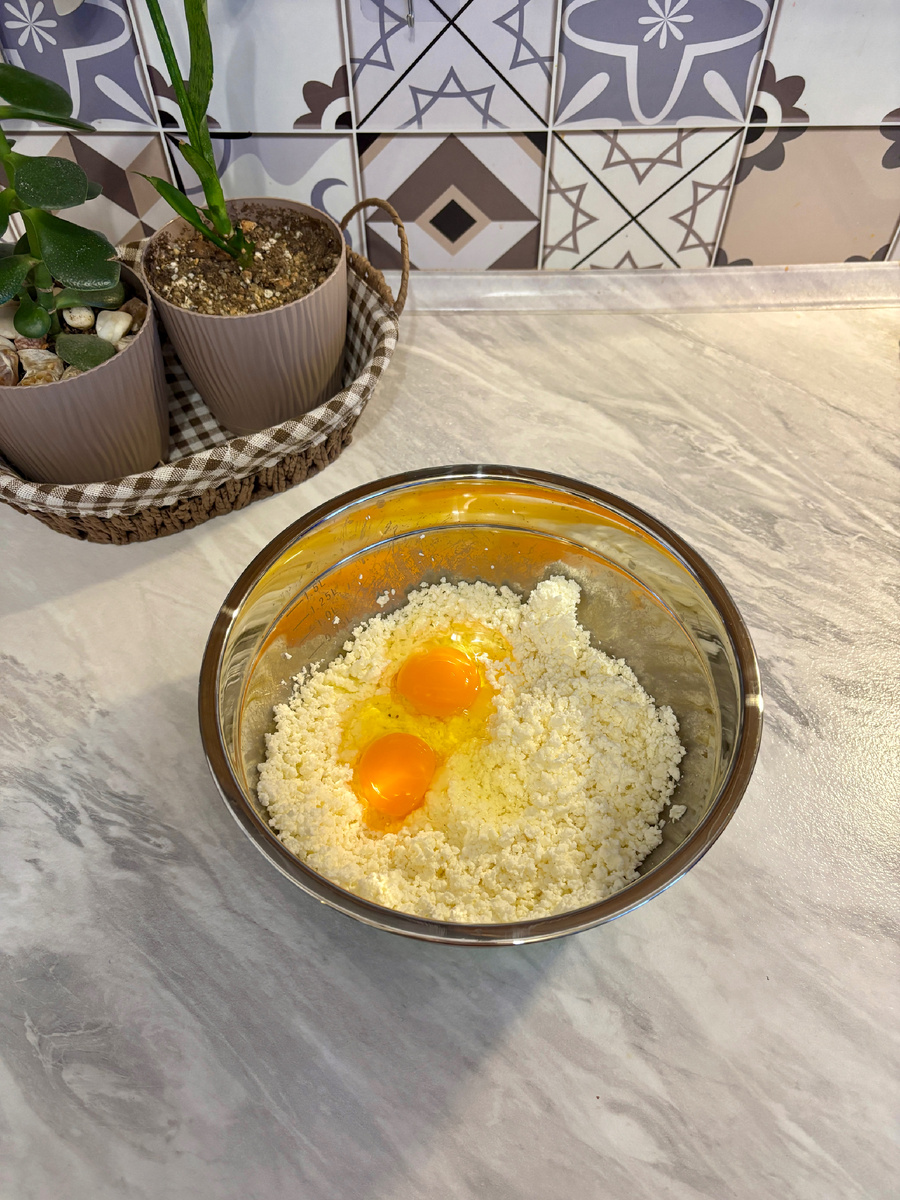 Смешиваем ингредиенты для сырников 