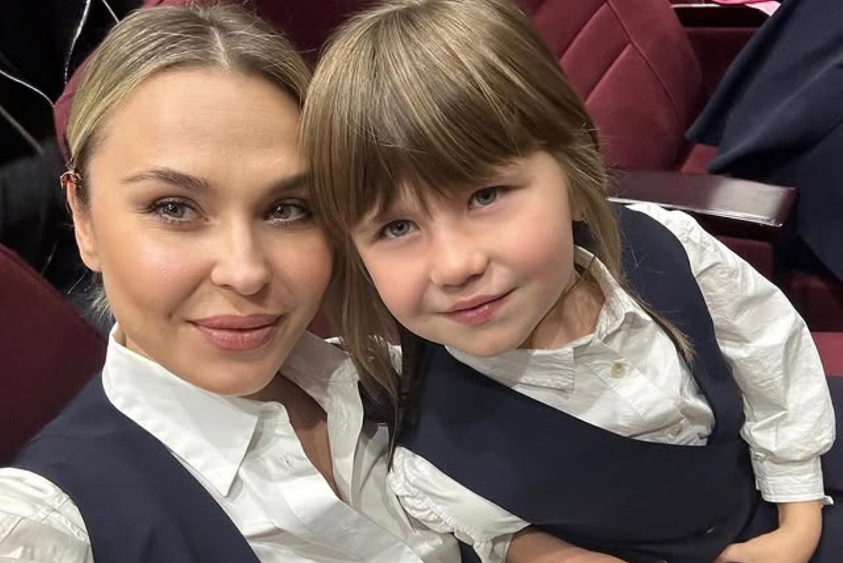     «Всё ради моей дочери, это очень неприятно»: Пелагея положила на плечи змею на вечеринке – 10 фото