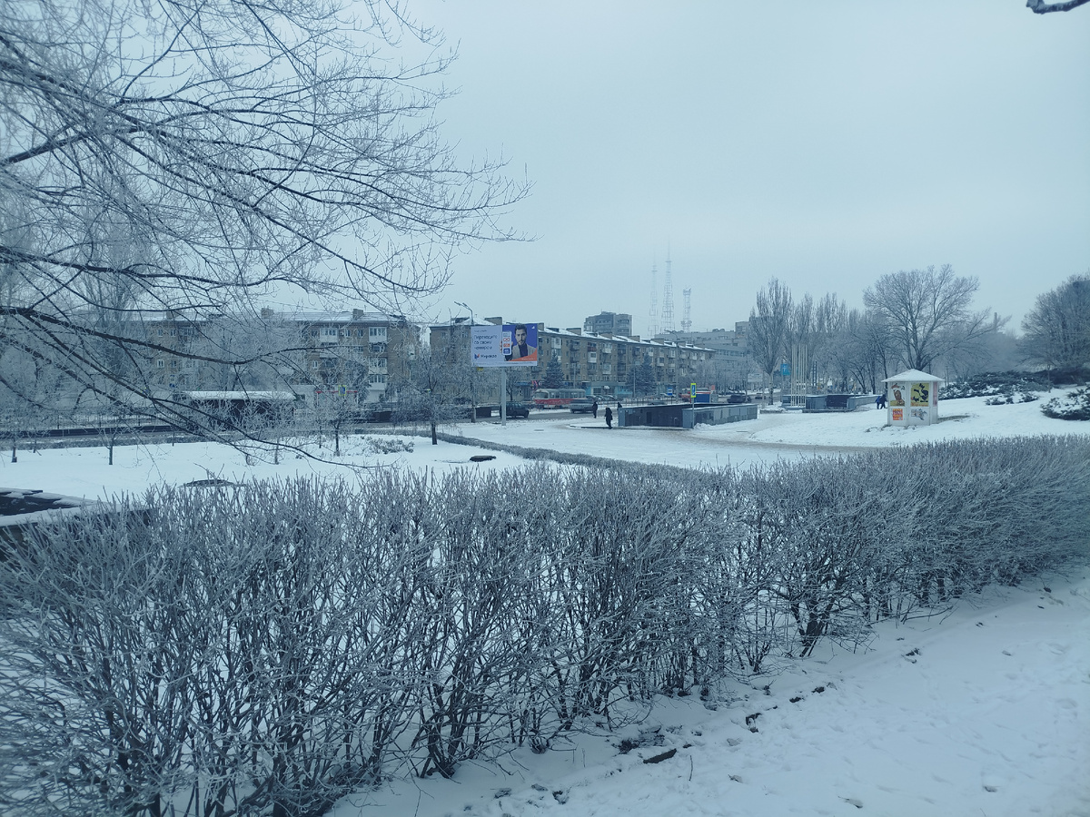 Начало Ленинского проспекта возле цирка "Космос". На местных склонах (сколько я себя помню) дети устраивают спуски на санках и подобных устройствах.