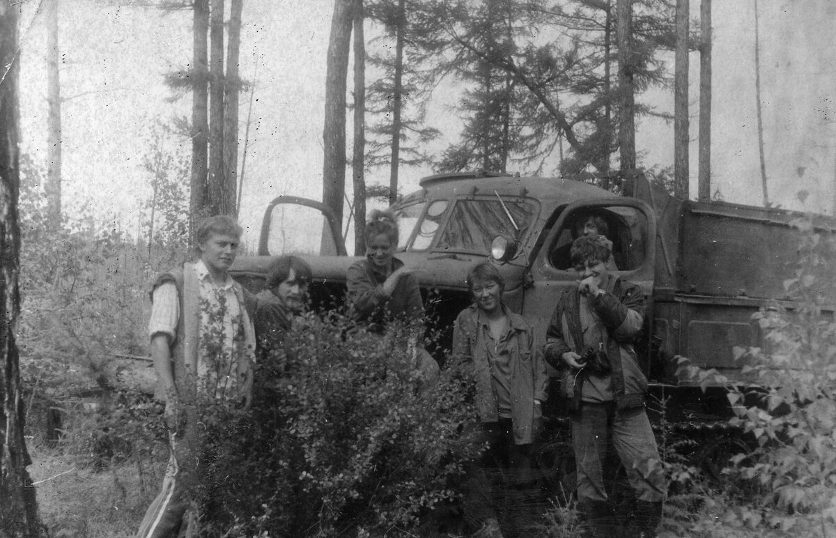 На фото: Часть нашего отряда Таксиминской геологической ПСП. Я – крайний справа. 1991 г. Забайкалье. Ходили мы походами, летали вертолётами)