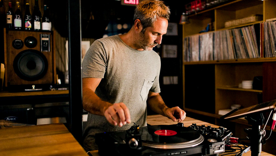 Поставь мой диск: как диджеи играют музыку с винила