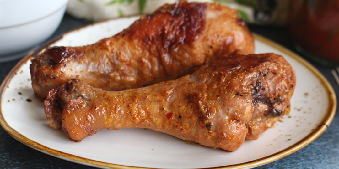 Куриные голени с румяной корочкой на сковороде