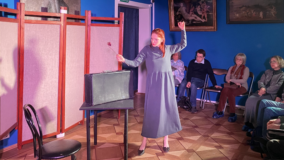 Актриса Мария Сергеева в моноспектакле "С Мариной Цветаевой"