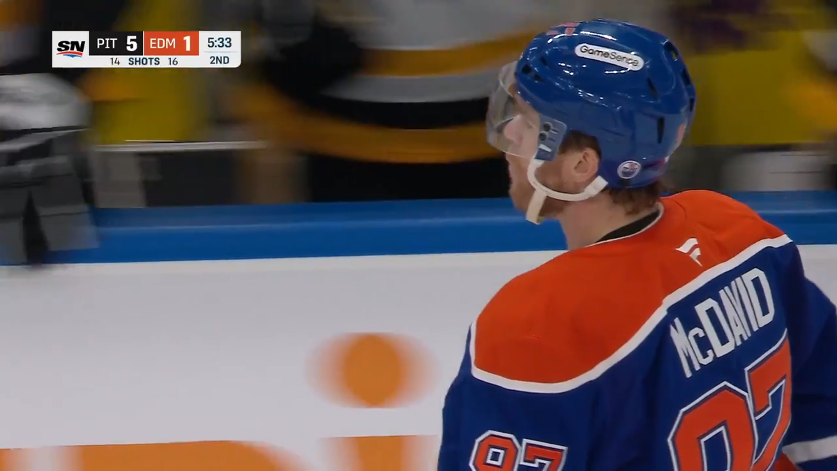 Макдэвид расстроился -он сделал "привоз" в свои ворота. фото: Яндекс.