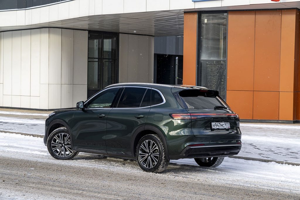 По сравнению с электрическим Geely ЕХ5, коэффициент аэродинамического сопротивления гибридного EM-i чуть выше — 0,288 против 0,269. В задних фонарях установлено 237 светодиодов.