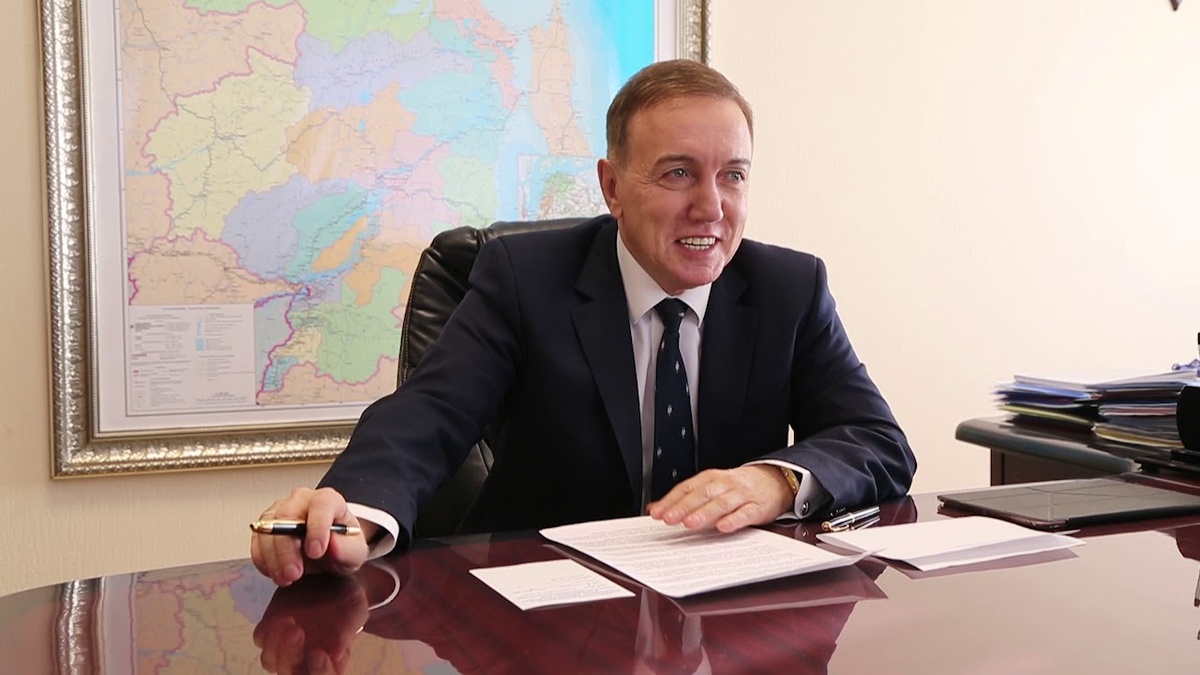 Все они, по версии следствия, участвовали в  схеме по хищению биоресурсов, фиктивному оформлению рыбопромысловых участков,  незаконной добыче, уклонению от налогов, и — главное — использовали рыболовные  компании как прокладки для обналички и сокрытия доходов.





