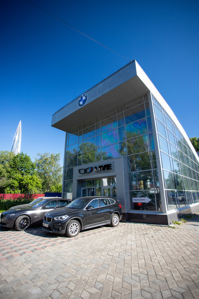 Как видите на заднем плане Лахта центр - автосервис находится не далеко.