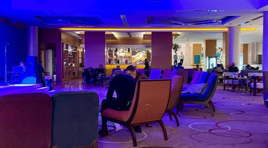 В лобби-баре санатория "Источник" всё располагает к отдыху. Фото автора канала