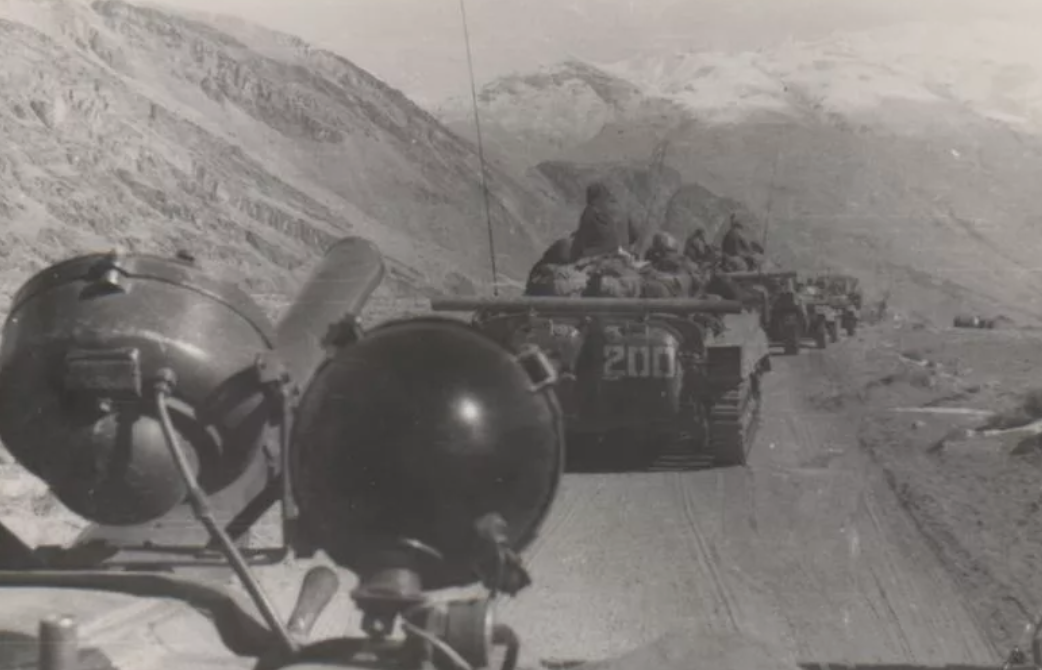 Колонна бронетехники советских пограничников на марше Гульхана-Ишкашим