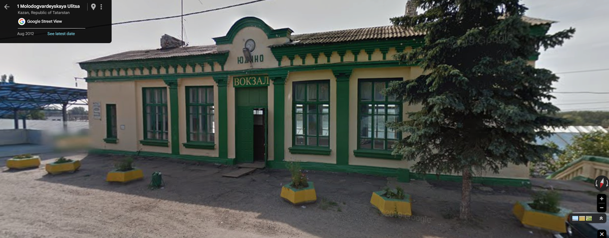 Поэтому довольствуемся скриншотом из Гугл-панорам, 2012 год. Дух оно передает тот самый, видно свет, идущий насквозь, догадываешься об аскетичном убранстве зала.