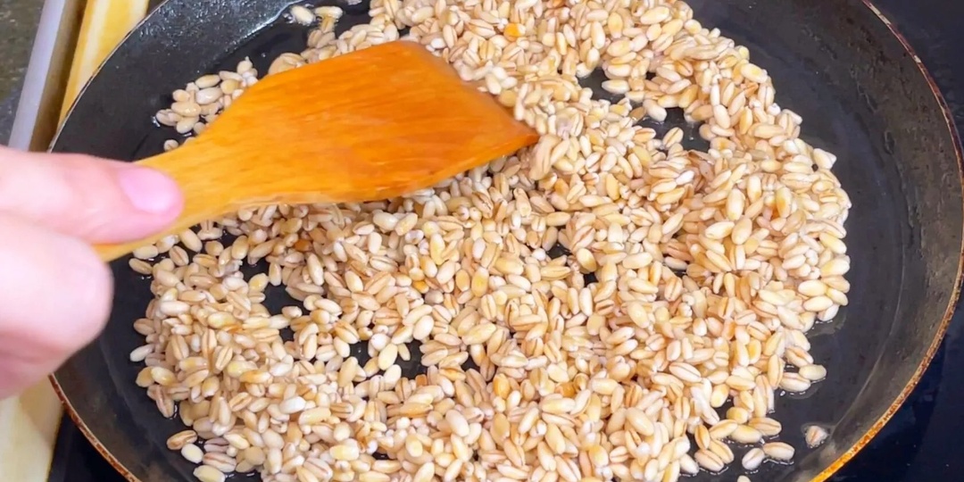 Обжариваю перловую крупу: когда до зарплаты далеко, этот рецепт очень выручает. Вкуснота к обеду или ужину