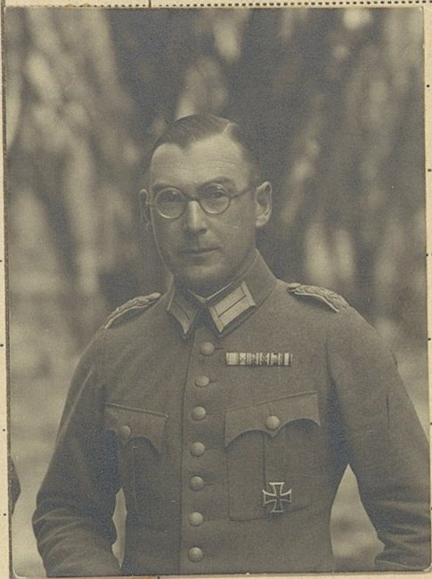 Генерал-лейтенант Макс Хорн (Max Horn) - командир 203 охранной дивизии. В июле 1942 года дивизия приняла участие в «Операции Петер». Подразделение получило конкретные инструкции относительно деревень, считавшихся «дружественными бандитам». Дивизия должна была конфисковать скот, депортировать население на принудительный труд в Германию и сжечь деревни. 