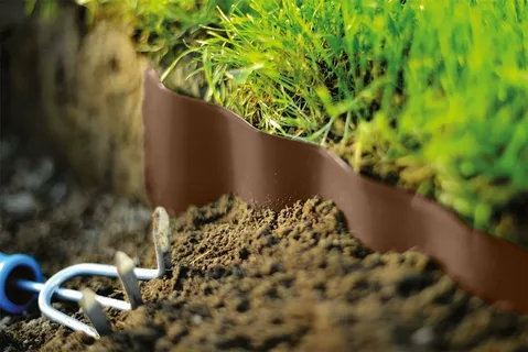 Рулонный пластиковый бордюр. Фото из интернета