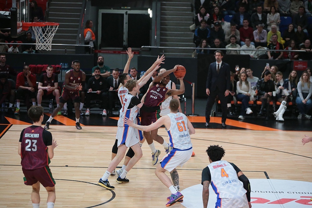    "Парма" (игроки в светлой форме) в победном матче в Краснодаре демонстрировала лучшие образцы коллективной обороны. / Пресс-служба Единой Лиги