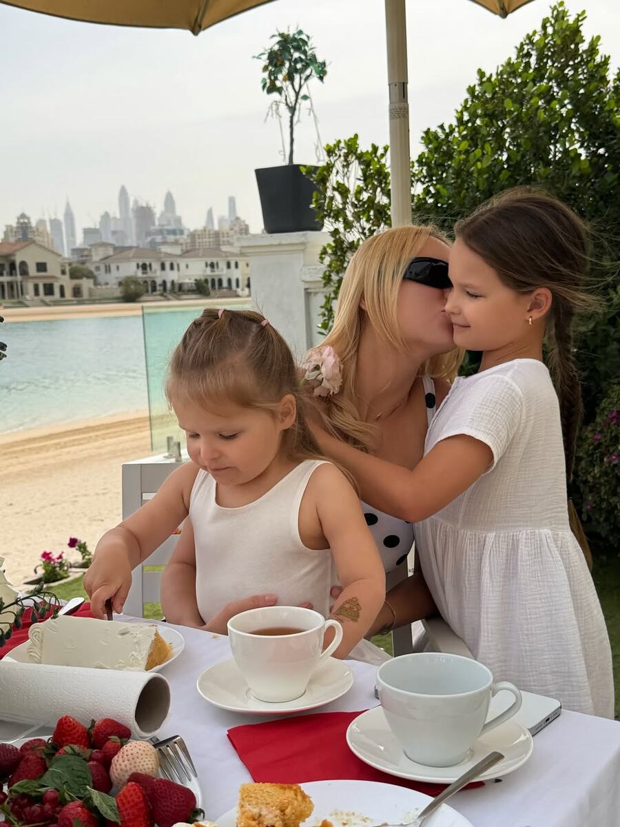    Адриана и Камилла поздравили маму с днем рожденияСоцсети Пашу