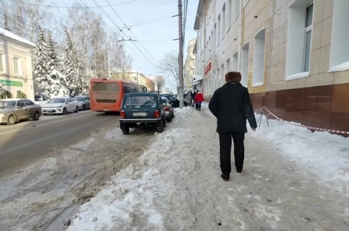    Жители Калуги жалуются на нерасчищенный тротуар на улице Луначарского