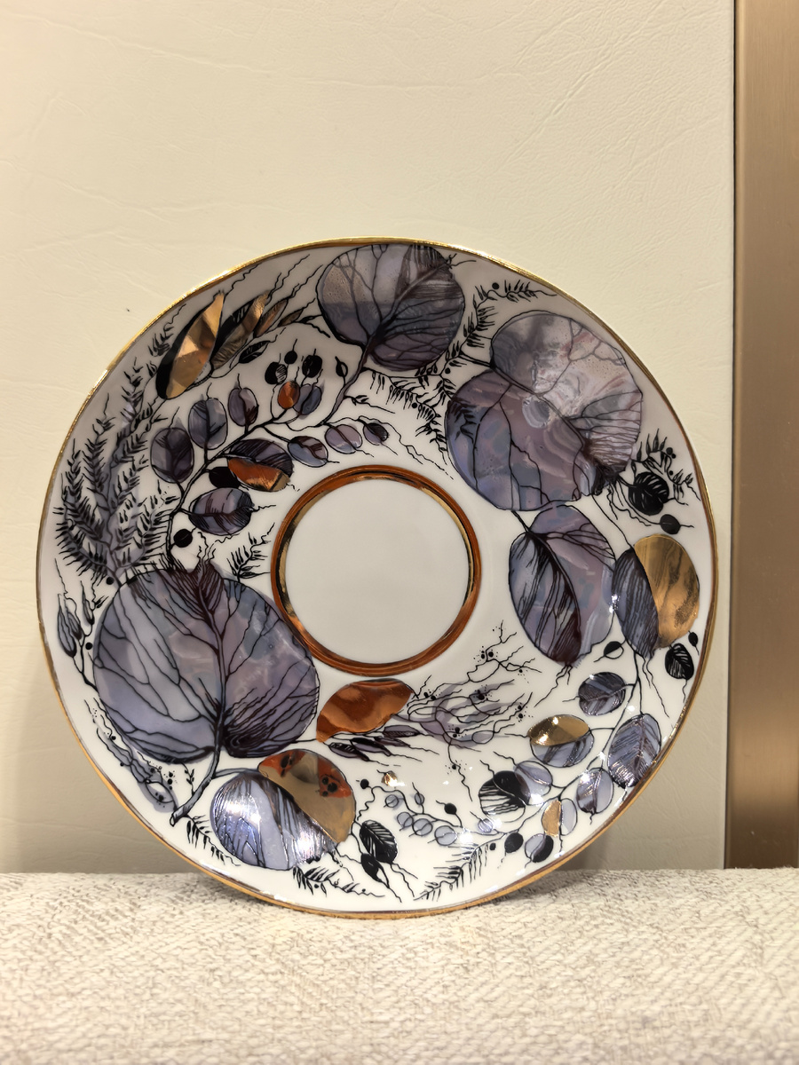 Обычно этот сервиз желтый или сиреневый.