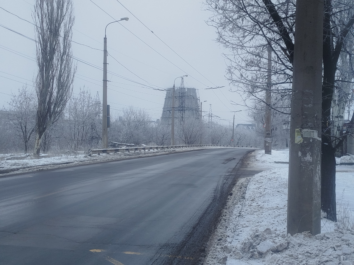 Улица Клиническая в Ленинском районе Донецка. Вид на Донецкий Металлургический Завод. Слева - поворот на пешеходную тропинку к сероводородному источнику.