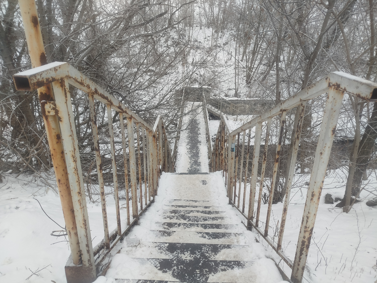 Спуск к мосту через реку Бахмутку (Скоморошину). Осторожно, скользко!