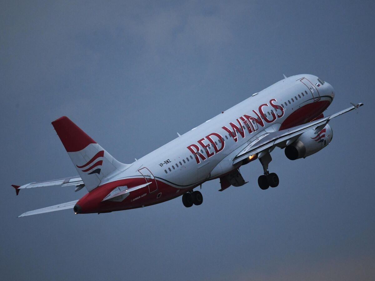     Самолет Airbus A320-232 авиакомпании Red Wings в небе | © РИА Новости / Кирилл Каллиников