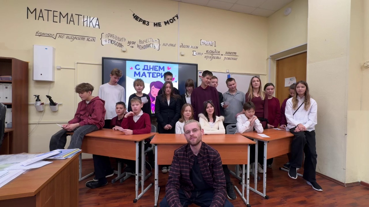    В Москве сотни школьников простились со знаменитым блогером и учителем математики Кириллом Кириченко