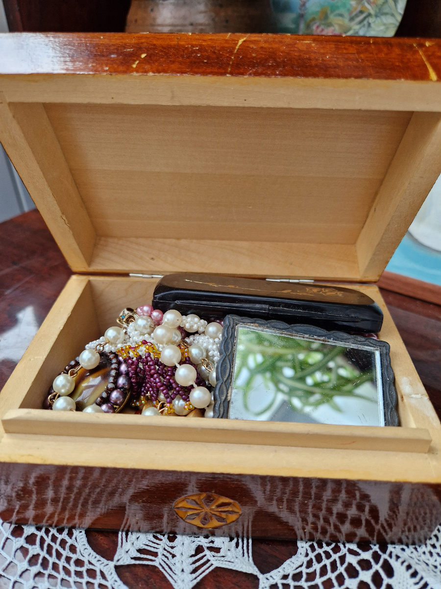 Шкатулка с бижутерией