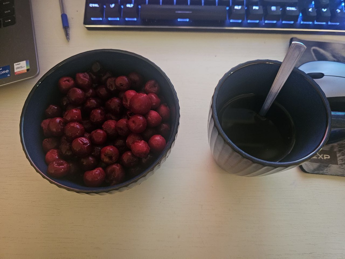 Любимая вишня и кофе