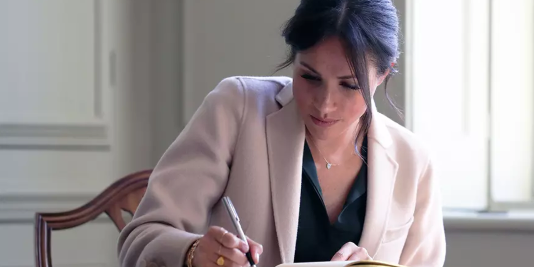 Она еще и книгу пишет. Меган, остановись, дай передохнуть