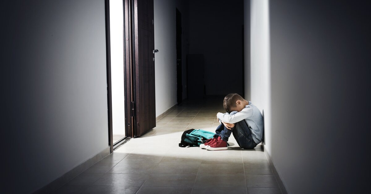 В первую очередь закон защищает детей. Если они прописаны в квартире, то стоит подумать так ли надо её покупать