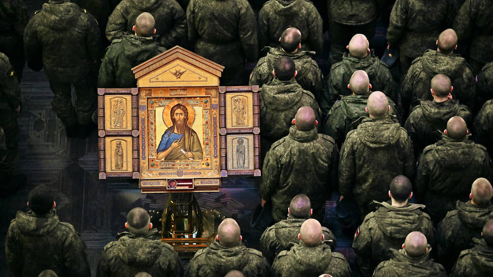 Военнослужащие во время службы навечерия Крещения Господня в Главном храме Вооруженных Сил России на территории парка «Патриот».📷Фото: Игорь Иванко / Коммерсантъ