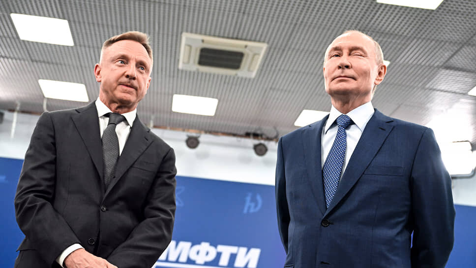 Президент России Владимир Путин (справа) во время посещения Московского Физико-Технологического института с ректором Дмитрием Ливановым.📷Фото: Дмитрий Азаров / Коммерсантъ