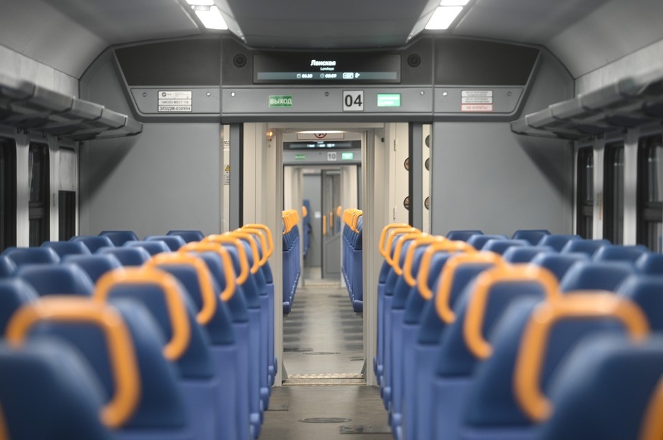    Дополнительные пригородные поезда появятся из-за ремонта на мосту. Алексей БУЛАТОВ