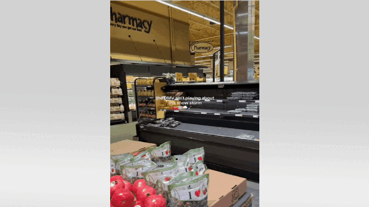    С полок сметают всё, даже скоропортящиеся продукты. Видео: ТГ-канал "Царьград ТВ"