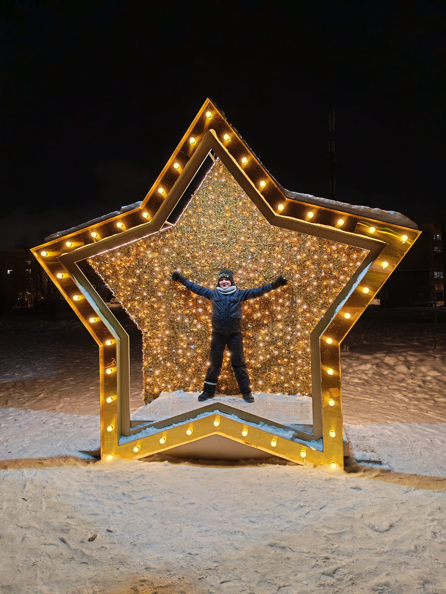 Старший сын. По дороге домой с занятий на площади посёлке, пока не убрали украшения пофоткались. 