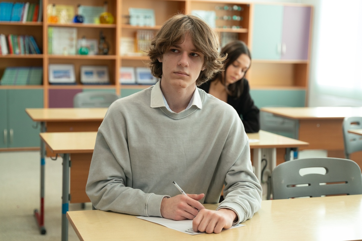 Многие ребята только из-за экзаменов начинают учиться хорошо. Источник фото: https://edu.gov.ru/press/10998/v-2026-godu-u-vypusknikov-11-h-klassov-iz-vossoedinennyh-regionov-sohranitsya-pravo-vybora-formy-gia/