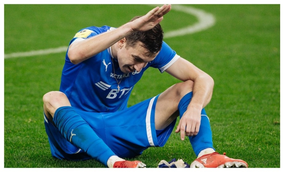    Макаров получил травму после столкновения с Барриосом. Фото: соцсети ФК «Динамо»