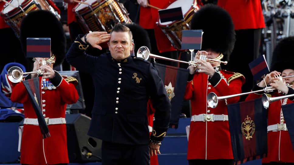 Теперь Робби Уильямс такой же символ Англии, как The Beatles и королевские гвардейцы.📷Фото: David Moir / Reuters