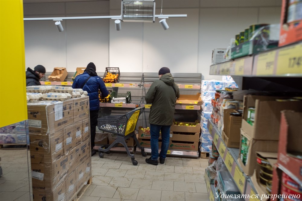 вот они набирают овощи