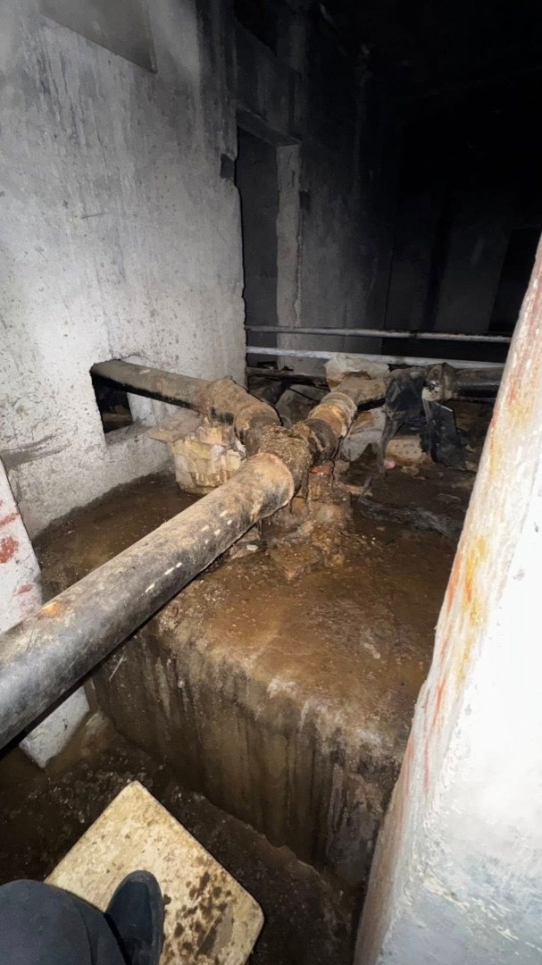    Коммунальный коллапс: киевляне в плену ледовой ловушки без отопления, без света и заливаемые потоками соседских фекалий