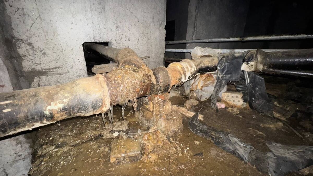    Коммунальный коллапс: киевляне в плену ледовой ловушки без отопления, без света и заливаемые потоками соседских фекалий