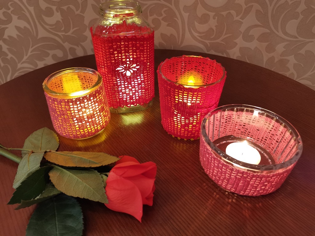 Узоры на связанных чехлах напоминают вышивку крестиком